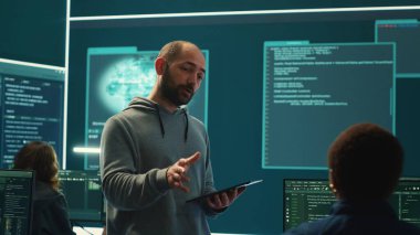 Hükümetin siber savunma ekibi ileri teknolojiyi kullanarak yüksek teknoloji izleme merkezinde siber operasyonlar gerçekleştiriyor. Veri koruması ve tehdit tespiti üzerinde çalışıyorum. Kamera A.