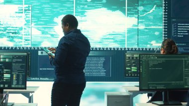 Hükümet hackerları yüksek teknoloji ofisindeki ağ sistemlerini sömürüyorlar, ulusal sunucu güvenliği için siber operasyonlar yürütüyorlar. Siber suçlarla savaşmak için veri koruma ve çevrimiçi güvenliğe odaklanın. Kamera A.