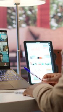 Dikey Video İşadamı, finansmanı artırmak için evden çalışan hissedarlara yıllık satış raporlarını sunuyor. Yatırımcılar için bir kalkınma sunumu yapan girişimci