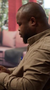 Masasında, yapay zeka kodlaması ve derin öğrenme projeleri üzerinde çalışan, yazılım geliştirme ve bulut hesaplamalarında yenilik sergileyen dikey video profesyonel bilişim mühendisi. İnternet gibi şeyler. Kamera A.