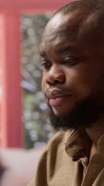 Finansal danışmanlık ve proje geliştirme işleriyle uğraşan Dikey Video İşadamı evden çalışıyor. Verileri analiz eden ve bir dizüstü bilgisayardaki iş raporlarını yöneten serbest çalışan, telekomünikasyon yöntemleri