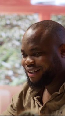 Dikey Video Freelancer iş analizi yapıyor ve internet iletişimini yönetiyor, evden çalışıyor. Serbest çalışan bir adam dizüstü bilgisayarını stratejik planlama için kullanarak bir girişim geliştiriyor. Kamera B.