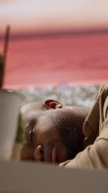 Vertical Video Girişimcisi yürüttüğü internet işindeki stresli analizden sonra ofis masasında uyuyor. Yorgun iş adamı biraz uyukluyor, tükenmiş. Kamera A.