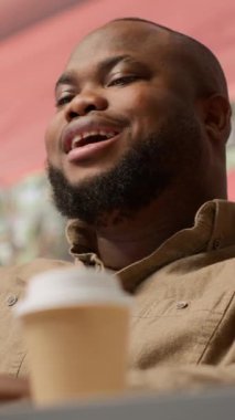 Vertical Video Entrepreneur finansal veri raporları gönderiyor ve ana masasından gelen bir video konuşmasında hissedarlarla kaynak tahsislerini tartışıyor. İşadamı yatırımcılarla çevrimiçi görüşüyor