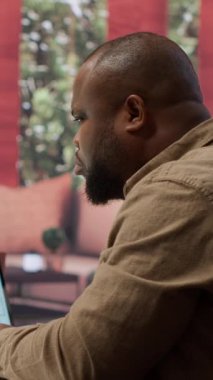 Modern bir ofis alanının mimari planlarını değerlendiren Dikey Video İşadamı, yeni işletmesi için stratejik planlama yeni ticari çalışma alanı kullanıyor. Gayrimenkul avcılığı