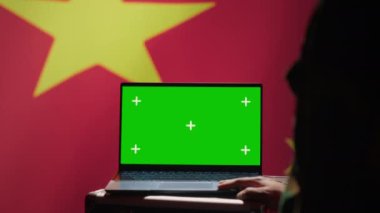 Çinli asker düşmanlarının tehditlerini tespit etmek için askeri teknolojiyi yeşil ekran dizüstü bilgisayarda kullanıyor. Ordu personeli savaş cepheleriyle iletişim kurmak için yazılım kullanıyor. Kamera A.