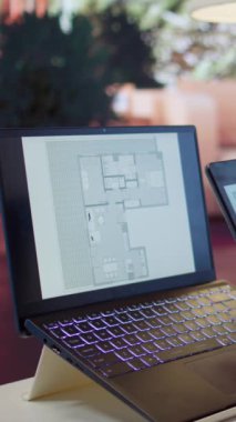 Dikey Video Girişimcisi mimari planları değerlendiren, iç tasarımcılara ilham verici bir çalışma alanı yaratmak için danışan bir ofis yerleştirme planı planlıyor. Mülk kiralama için avcılık. Kamera.