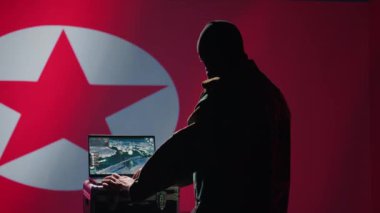 Kuzey Kore hava savunma operatörü Kore çatışması sırasında gelen füzeleri tespit etmek için radar sistemi kullanıyor. Pyongyang rejimi askeri roketleri tarıyor, sınırlara yaklaşıyor, kalkanları açıyor, kamera B