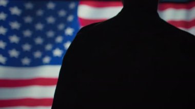 Amerikalı vatansever, ABD bayrağına el hareketi yapıyor. Ülkesine hizmet etmekten gurur duyuyor. ABD Ordusu personeli milli marşı ve kamera B 'yi dinlerken askeri jest yapıyor.