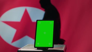 Kuzey Kore devlet güvenlik servisleri tarafından terörist saldırıları koordine etmek için kullanılan bir tablet. Sınırı kontrol etmek için Pyongyang rejimi tarafından kullanılan izole ekran cihazı, Kuzey Kore bayrağı üzerinde izole edilmiş, kamera A