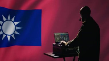 Askeri mühendis, diğer ulusları Tayvan hükümetinin çıkarları doğrultusunda hareket etmeye ikna etmek için sosyal medyada sahte hesaplar oluşturuyor. Tayvan 'daki isyancılar online insanları bağımsızlığı desteklemek için etkiledi, kamera B