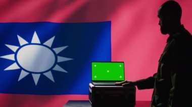 Tayvan isyanı Çin tarafından fırlatılan füzeleri tespit etmek için radarını yeşil ekranda kullanıyor. Tayvanlı asker askeri istila sırasında roketleri sahte not defteriyle tarıyor, kamera B