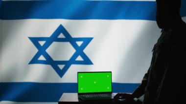İsrail Gizli İstihbarat Merkezi 'ndeki yeşil ekran dizüstü bilgisayar. Mossad ajansı tarafından Filistinli Hamas teröristlerine karşı güvenlik protokolleri uygulamak için kullanılıyor. İsrail bayrağı üzerinde izole edilmiş, B kamerası.