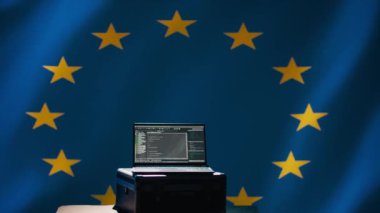 Terörle Mücadele Departmanı tarafından demokrasiyi bozmaya çalışan, AB bayrağı ve B kamerasından izole edilmiş propaganda robotlarına karşı güvenlik protokolleri uygulamak için kullanılan Avrupa Birliği komuta merkezinde dizüstü bilgisayar