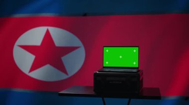 Pyongyang İstihbarat Merkezi 'nde, NATO ve Güney Kore düşmanlarına karşı güvenlik protokollerini uygulamak için diktatörlük tarafından kullanılan izole ekran bilgisayarı, Kuzey Kore bayrağı üzerinde izole edilmiş, kamera B