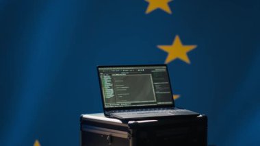 Terörle Mücadele Departmanı tarafından demokrasiyi bozmaya çalışan, AB bayrağı ve kamera A üzerinden izole edilmiş propaganda robotlarına karşı güvenlik protokolleri uygulamak için kullanılan Avrupa Birliği komuta merkezinde dizüstü bilgisayar.