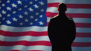 ABD bayrağını selamlayan asker, 4 Temmuz kutlamalarına katılıyor. Amerika Birleşik Devletleri Anma Günü etkinliği sırasında bayrağa karşı vatansever el hareketi yapan emektar ülke, kamera B