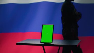 Rus devlet güvenlik teşkilatları tarafından terör saldırılarını koordine etmek için kullanılan bir tablet. Eski KGB FSB ajansı tarafından sınır genişlemesini organize etmek için kullanılan yeşil ekran cihazı, Rusya bayrağı üzerinde izole edilmiş, kamera A