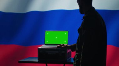 Rus eski KGB FSB servisi sınırlara saldıran füzeleri tespit etmek için yeşil ekranda radar kullanıyor. Moskova rejim ordusu yaklaşan roketleri taramak için model aygıt kullanıyor, kalkanları ve kamera A 'yı devreye sokuyor.