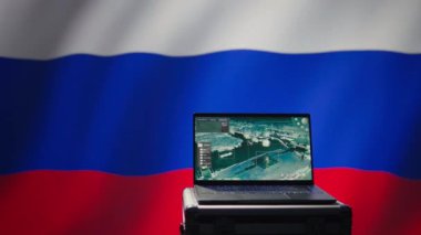 Rus Federal Güvenlik Servisi sınırlara saldıran balistik füzeleri tespit etmek için radar sistemini kullanıyor. Kremlin rejim ordusu yaklaşan roketleri taramak için dizüstü bilgisayar kullanıyor, kalkanları yerleştiriyor, kamera B