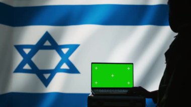 İsrail gizli polisi yeşil ekranda kitlesel propaganda araçları kullanıyor. Nüfus zihinlerini etkilemek ve yanlış bilgi yaymak için. MOSSAD ajanı, B kamerasını kullanarak Psikolojik Operasyon sabotajını gerçekleştirdi.