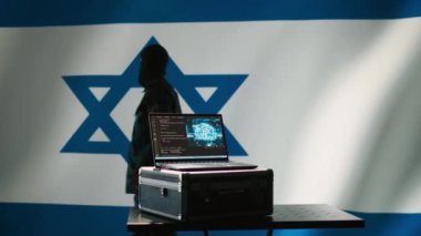 İsrailli programcı, yapay zeka öğrenimi kullanarak sosyal ağlarda robot hesapları yapıyor. Mossad için çalışan teknisyen sahte haber yaymak için yapay zeka algoritmaları üretiyor.