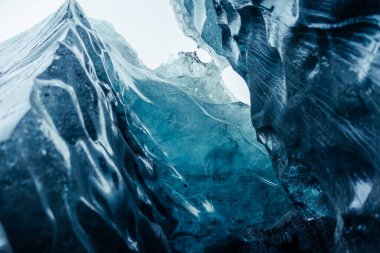 Vatnajokull buz kütlesi İskandinav bölgesinde, buzul yürüyüşü için kullanılan büyük buz parçaları içeriyor. Mağaralar ve geçitler içindeki buzul blokları, iklim değişikliği teması.