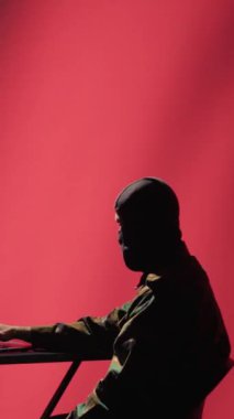 Dikey video Çin gizli polis ajanı kitlesel propaganda araçlarını kullanıyor nüfus zihinlerini etkilemek için, psikolojik operasyonlar yapıyor. Çin casusu, defter kullanarak psikolojik operasyon yapıyor.