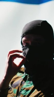 Dikey video İsrail İstihbarat Teşkilatı operatörü robotları sosyal ağlara yerleştirerek politik rakiplerini karalamak için program kullanıyor. İsrailli Mossad ajanı troll hesaplarını kullanarak bilişsel savaş başlattı