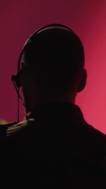 Çin Komünist Partisi için çalışan dikey video askeri hareket memuru kulaklık kullanarak askerlere bilgi sağlıyor. Telsiz iletişim operatörü Çin bayrağı koordinasyonu üzerinden izole edildi