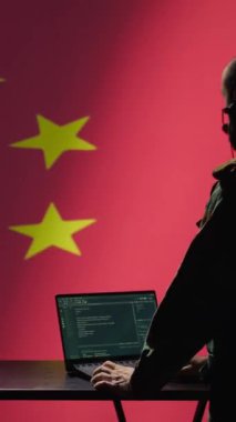 Dikey video Çin operatörü robotları sosyal ağlara yerleştirip politik rakiplerini karalayabilecek bir program geliştiriyor. CCP ajanı, troll hesaplarını etkinleştiren yazılım kullanarak bilişsel savaş başlattı