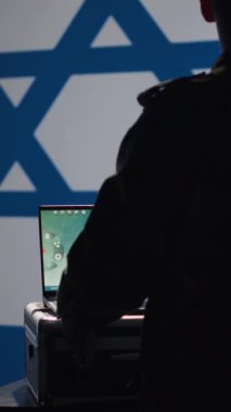 İranlı askerin kontrol odasındaki dikey videosu düşmanların tehditlerini tespit etmek için askeri teknolojiyi kullanıyor. İran IDF ordu operatörü savaş cephesindeki generallere bilgi iletmek için dizüstü bilgisayar kullanıyor