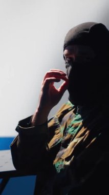 Dikey video İsrail gizli polisi dizüstü bilgisayarında kitlesel propaganda araçları kullanıyor nüfus zihinlerini etkilemek için, psikolojik operasyonlara girişmek için. Mossad İsrailli casusu Psikolojik Operasyon 'u sabote etti