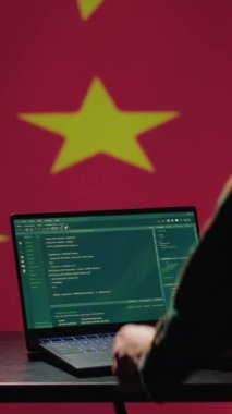 Dikey video Çin operatörü robotları sosyal ağlara yerleştirip politik rakiplerini karalayabilecek bir program geliştiriyor. CCP ajanı, troll hesaplarını etkinleştiren yazılım kullanarak bilişsel savaş başlattı