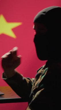 İnternette köktencilik propagandası yapmak için bilgisayar üzerinde yazılım algoritmaları kullanan dikey Çinli terörist videosu. CCP hükümeti maskeli gizli ajanı tehlikeli yasadışı yazılımı internette paylaşıyor.