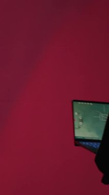 Dikey video Çin hava savunma operatörü dizüstü bilgisayarı kullanarak kıtalararası balistik füzeleri tespit ediyor. CCP kırmızı askeri, Çin üzerinde izole edilmiş sınırlara yaklaşan roketleri tarıyor.