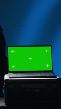 Dikey Avrupa Birliği, yeşil ekran dizüstü bilgisayarında radar sistemi kullanarak üye ülkelere saldıran füzeleri tespit ediyor. AB ittifakı askeri roketleri tarıyor ve modelleme kullanarak ülkelere yaklaşıyor