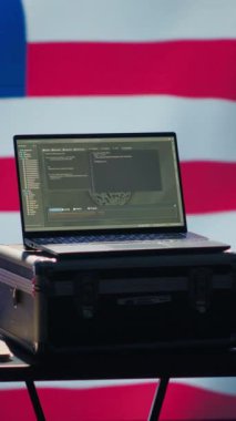 CIA komuta merkezindeki dikey video bilgisayarı terörle mücadele ajanları tarafından ABD bayrağı üzerinde izole edilmiş vatanseverlik yasasına uygun olarak ABD düşmanlarına karşı gözetleme çalışmaları yürütmek için kullanılıyor.