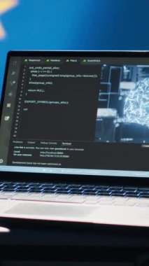 Avrupa Birliği üye ülkeleri tarafından terörizmi önlemek için kullanılan dizüstü bilgisayardaki dikey video AI yazılımı. Avrupa ülkeleri tarafından AB bayrağı üzerinde izole edilmiş ve savunmak için kullanılan yapay zeka teknolojisi