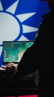 Dikey görüntülü Tayvan özgürlük savaşçıları hava savunma operatörü radarla Çin tarafından fırlatılan balistik füzeleri tespit ediyor. Tayvanlı asker, askeri işgal sırasında roketleri tarıyor. Kamera.