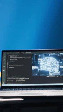 Avrupa Birliği ittifakı tarafından sosyal medyadaki yasadışı robot hesaplarıyla savaşmak için kullanılan dikey video yapay zeka teknolojisi. Yapay Zeka algoritmaları, AB komutasında dizüstü bilgisayarda çalışan sahte haberler saptıyor