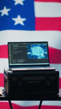Dikey video programcısı yapay zeka teknolojisiyle düşman robot hesaplarıyla savaşıyor. ABD CIA ajansı için çalışan teknisyen sahte istihbarat algoritmaları oluşturuyor.