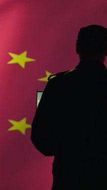 Dikey video Çin hava savunma operatörü dizüstü bilgisayarı kullanarak kıtalararası balistik füzeleri tespit ediyor. CCP kırmızı askeri, Çin üzerinde izole edilmiş sınırlara yaklaşan roketleri tarıyor.