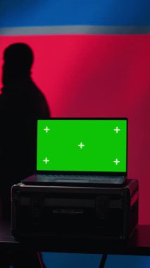 Dikey video Kuzey Kore gizli polis ajanı kitlesel propaganda araçlarını yeşil ekran dizüstü bilgisayarında halk zihinlerini etkilemek için kullanıyor. Pyongyang rejimi, B kamerasıyla Psikolojik Operasyon sabotajı gerçekleştiriyor.
