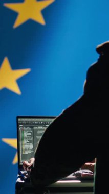 AB 'nin dikey video ittifak mühendisi, totaliter hükümetlerin çıkarlarını destekleyen sosyal medyada sahte hesaplara karşı koruma sağlıyor. Avrupa Birliği için çalışan teknisyen siber güvenlik işi yapıyor, kamera