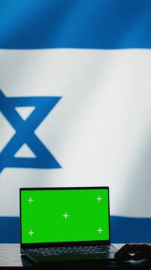 Mossad ajansı tarafından İsrail bayrağı üzerinde izole edilmiş Filistinli Hamas teröristlerine karşı güvenlik protokollerini uygulamak için kullanılan İsrail gizli istihbarat komuta merkezindeki dikey video ekranı.