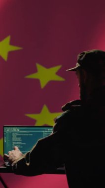 Sosyal medyada komünist ideolojiyi destekleyen troll hesapları yapan dikey video mühendisi. Yazılım geliştiricisi CCP hükümetinin sosyalist doktrini, kamera B 'yi yaymak için algoritmalar geliştiriyor.
