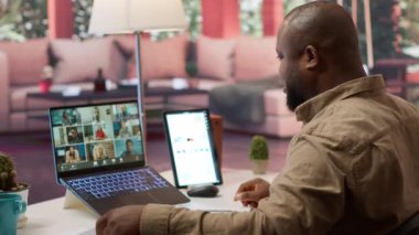 İşadamı, hissedarlarla birlikte evdeki bir video görüşmesinde mali raporları inceliyor. Uzmanlar, yeni işletme fonları sağlamak için genişleme planlarını inceliyorlar. Başlangıç büyümesi. Kamera A.