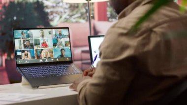 Yatırımcılara mali veri raporlarını sunan işyeri sahibi, genişleme planları ve yeni finansman hakkında çevrimiçi video görüşmeleri yapıyor. Muhasebe analizi. Kamera A.