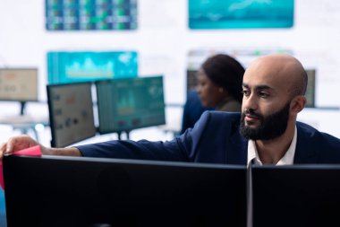 Girişim yöneticisi izleme odasındaki proje güncellemelerini ve ayrıntıları inceliyor, stratejik iş hedeflerine ulaşmak için kaynak tahsis planları kuruyor. Şirket işlemleri.